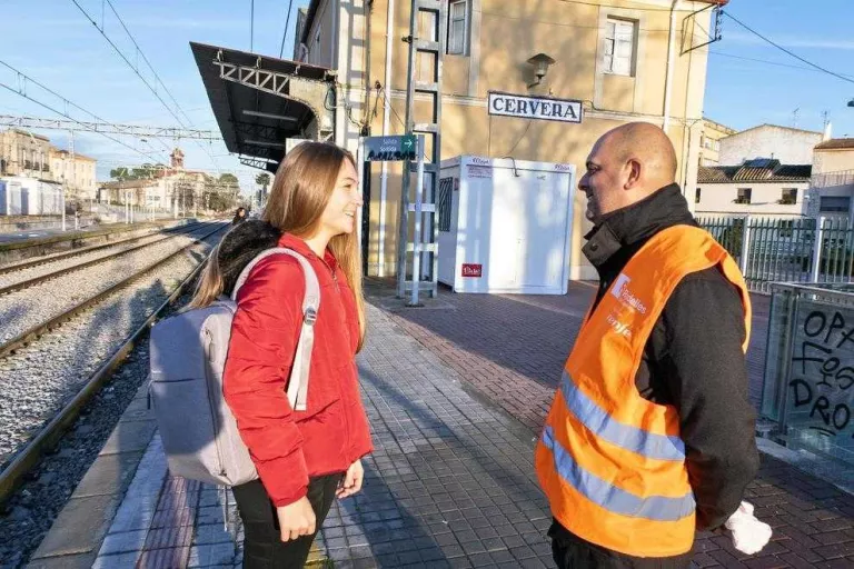 Operaris de Renfe informen els usuaris de la nova situació.