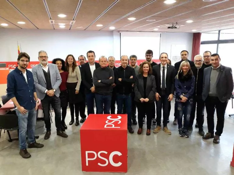 Imatge dels dirigents del PSC de Lleida amb representants dels mitjans de comunicació, ahir.
