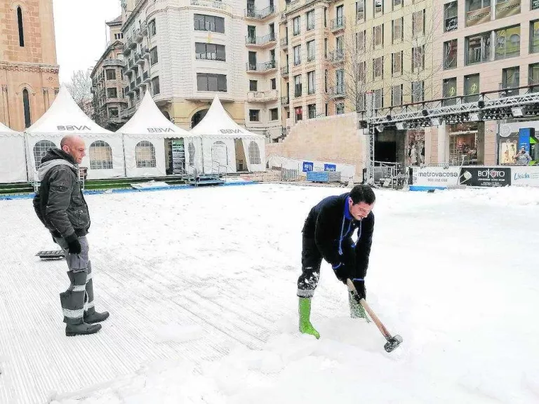 Desmuntatge de la pista de gel de plaça Sant Joan