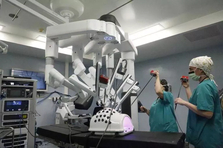L’Arnau practica 167 operacions en vuit mesos amb el robot Da Vinci