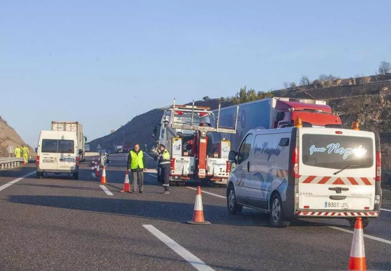 Tallat un carril de l’A-2 a Cervera més de sis hores a l’accidentar-se un camió