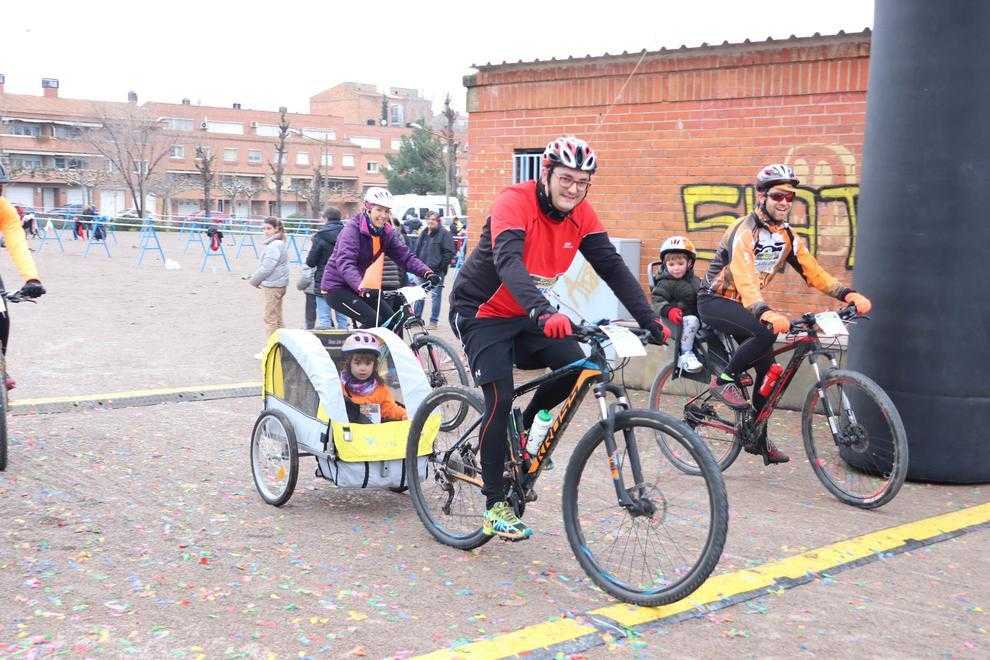 Un grup de participants es disposa a prendre la sortida de la duatló.