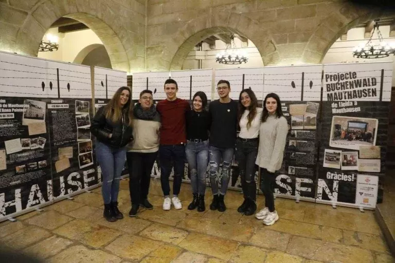 Alguns dels alumnes lleidatans que van viatjar a Mauthausen a la presentació ahir, a la Paeria.