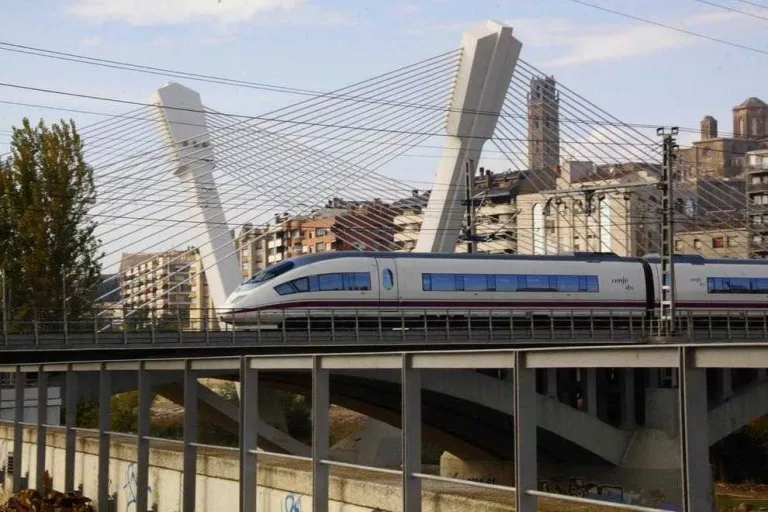 La FAV diu que és més rendible anar en cotxe a Barcelona que en Avant
