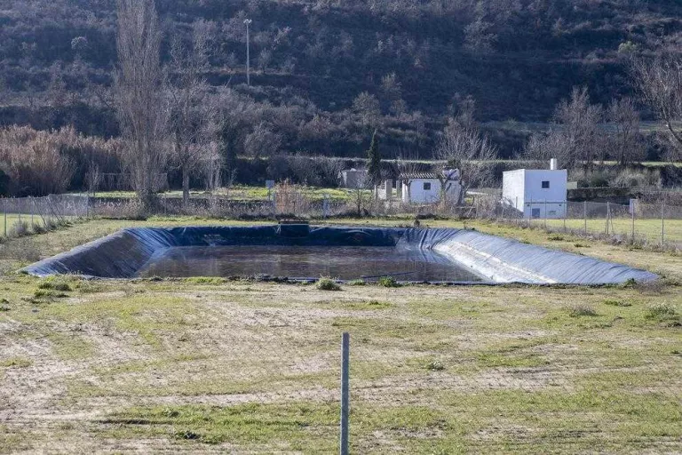 Renoven la canalització de la bassa de Vergós