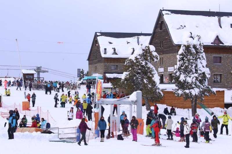 Milers d’esquiadors en el millor cap de setmana de neu de l’hivern