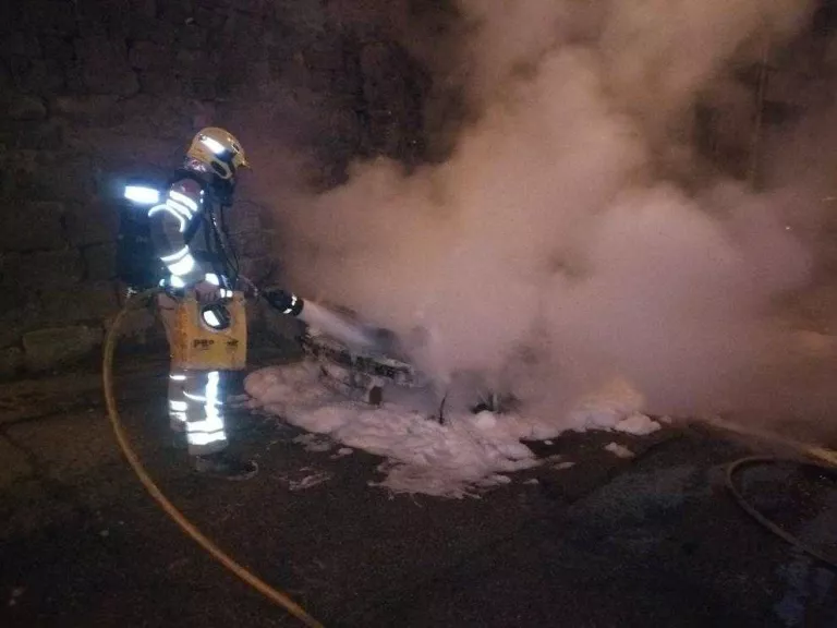 Un incendi a Agramunt crema completament un turisme