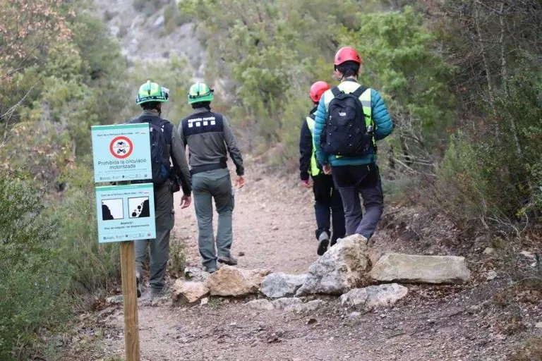 Els rurals acompanyen els geòlegs a ressenyar la zona a Corçà.