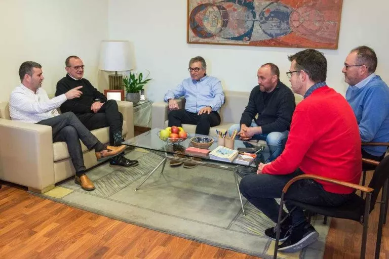 Imatge de la reunió d’ahir entre representants de la Paeria i de la Federació Catalana de Futbol.