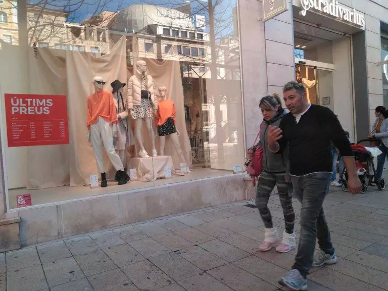 Molts establiments de l’Eix ja anuncien els últims dies de rebaixes.