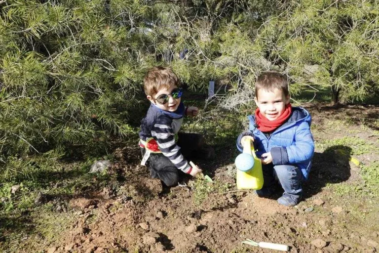 Famílies lleidatanes fan una plantada d'arbres al Turó de Gardeny