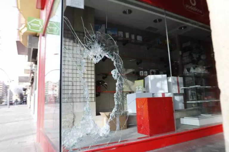 Detinguts per robar en una botiga de telefonia a l'avinguda Balmes