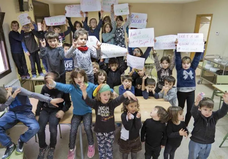 Els pares i mares celebren seguir amb la gestió de menjadors escolars