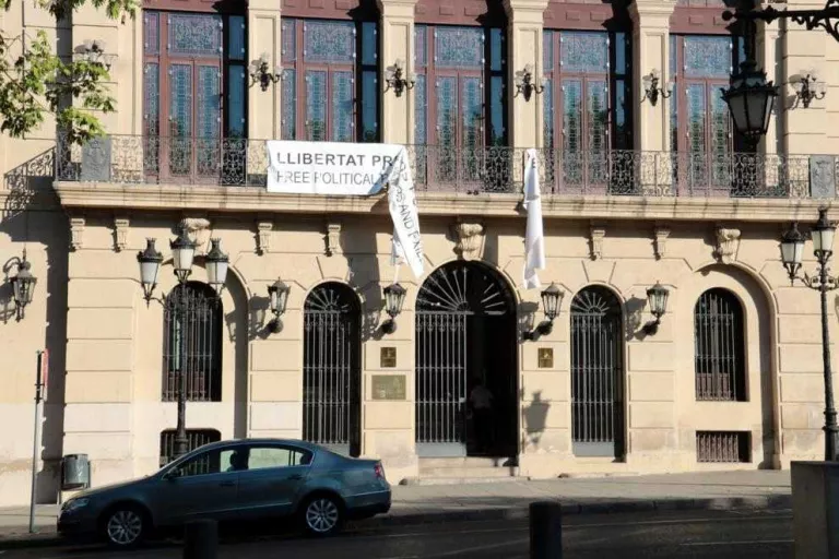 Absolts els que van retirar la pancarta de “presos polítics”