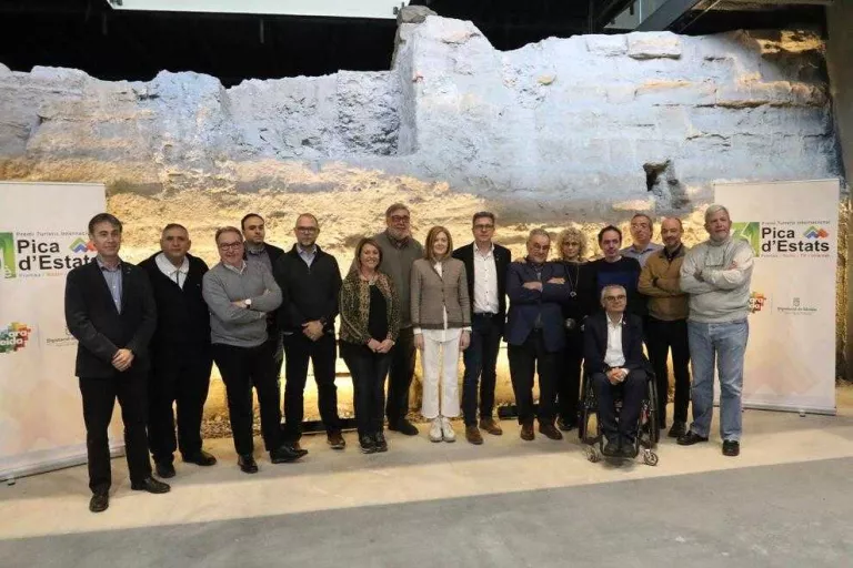 Foto de família dels organitzadors i els periodistes que formen part del jurat d’aquest certamen.