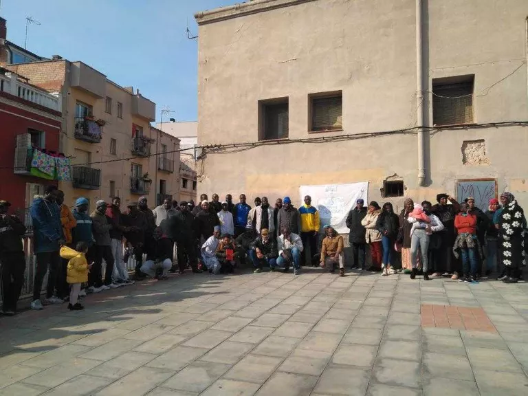 Protesta contra la retirada de la custòdia de dos fills a una família