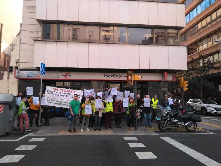 Una vintena de col·lectius acompanyen la PAH per les denúncies d'un banc