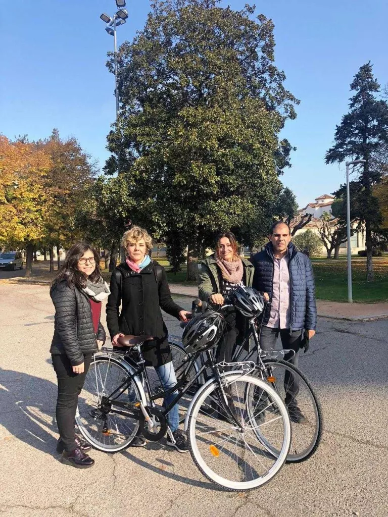 Metges del Santa Maria visiten en bici pacients