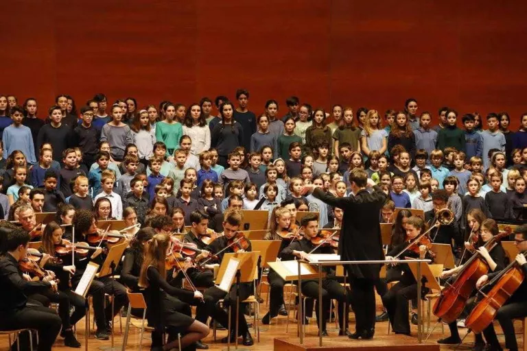 L’Auditori es va omplir ahir de gom a gom per veure actuar els 350 alumnes del Conservatori.