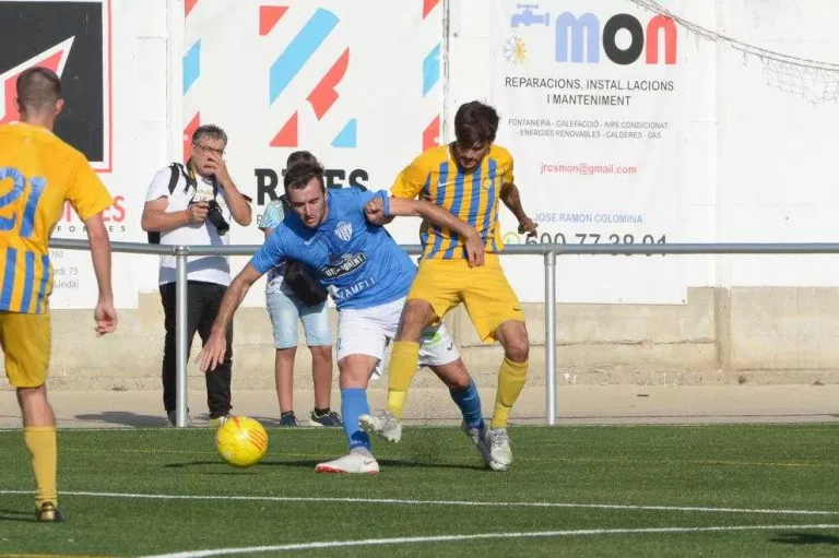 Un jugador de l’Alcarràs lluita una pilota amb un altre del Sant Just, en una imatge d’arxiu del partit de la primera volta.