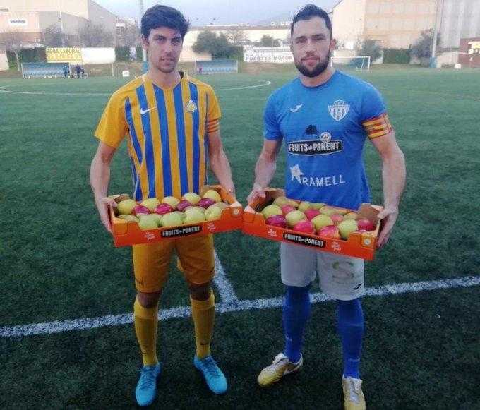 Un jugador de l’Alcarràs lluita una pilota amb un altre del Sant Just, en una imatge d’arxiu del partit de la primera volta.