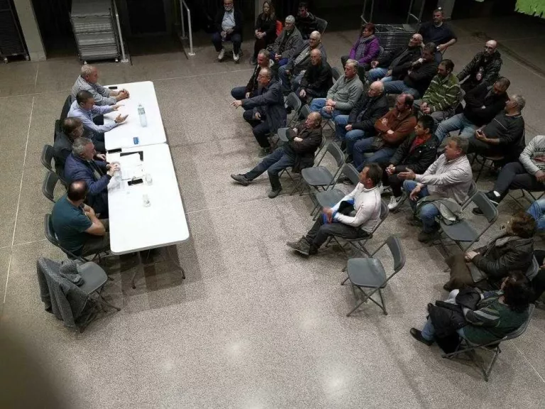 Pagesos obligats a tornar ajuts pel foc amenacen de tallar carreteres