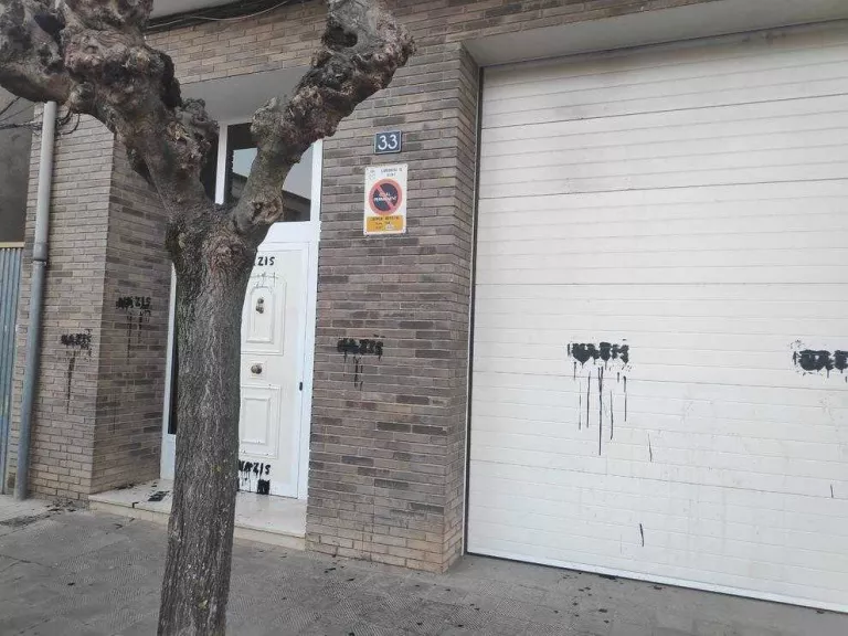 L’alcaldessa de Tremp denuncia pintades amb la inscripció “nazis” a casa seua