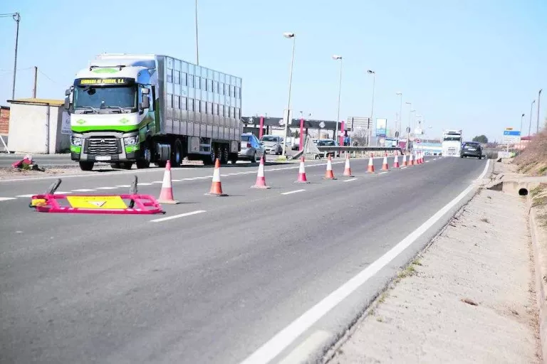 El tancament parcial de la carretera de Vallmanya per reparar l’avaria a la xarxa d’aigua d’Alcarràs.