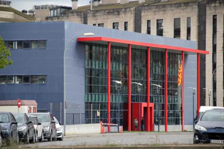 Presó per robar diners de les oficines i el bar de dos instituts
