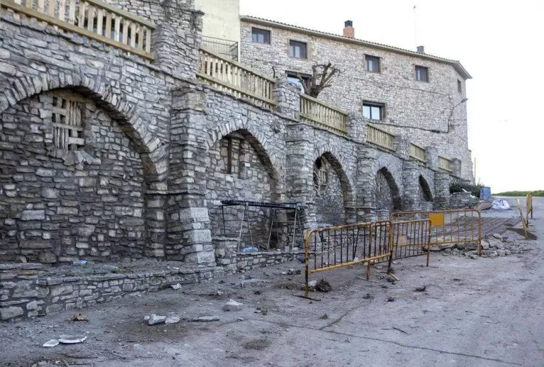 Ribera d’Ondara millora l’entorn de les arcades del poble de Montpalau