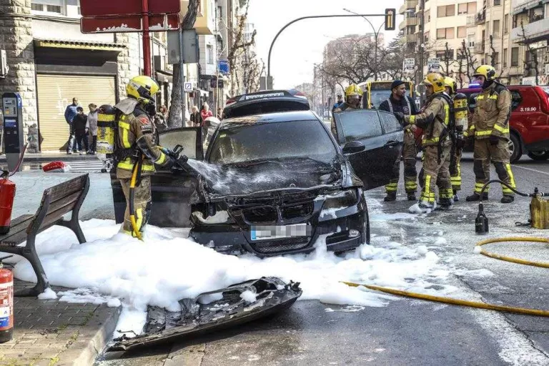 El cotxe va quedar completament calcinat, malgrat els esforços dels Bombers.