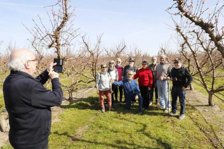 Cinquanta turistes estrenen la campanya del Fruiturisme