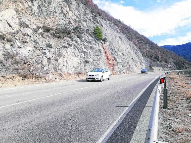 Imatge de vehicles que circulaven ahir per l’N-260 al Pont de Bar després de reobrir el segon carril.