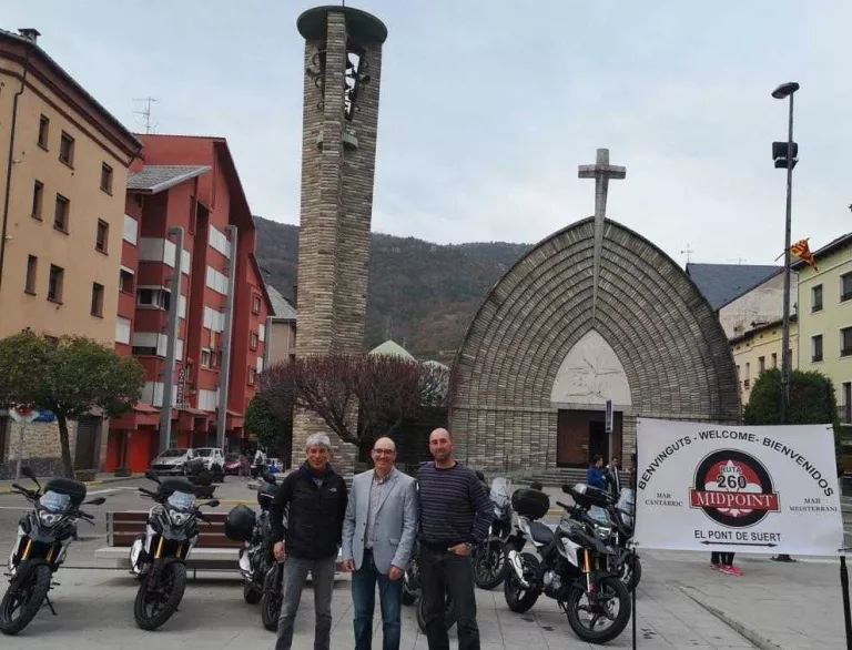 L’alcalde, Josep Antoni Troguet, al centre, amb els dissenyadors del cartell de promoció.
