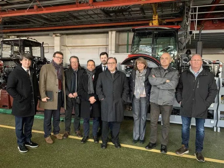 Imatge de grup d’alguns dels membres de la delegació catalana amb el cònsol Cristian Balcells.