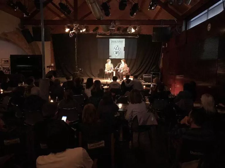 Mireia Boya va presentar ahir davant d’un ple Cafè del Teatre el llibre ‘Trencar el silenci’.
