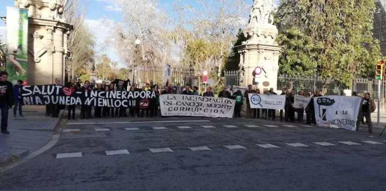 Concentració amb presència lleidatana al Parc de la Ciutadella, que acull el Parlament, contra projectes d’incineració de residus.