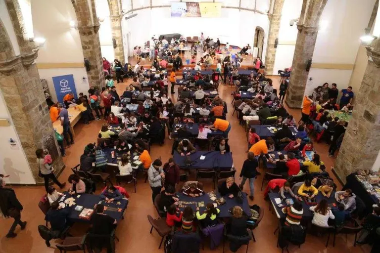 Desenes de persones s’ho van passar ahir de meravella amb els jocs de taula de la sala Sant Domènec.