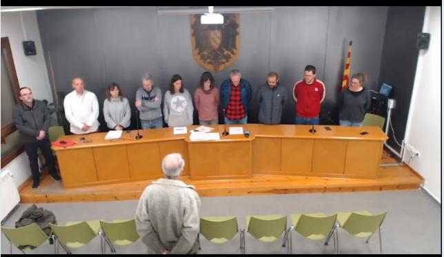Imatge del minut de silenci a l’ajuntament de Sort.