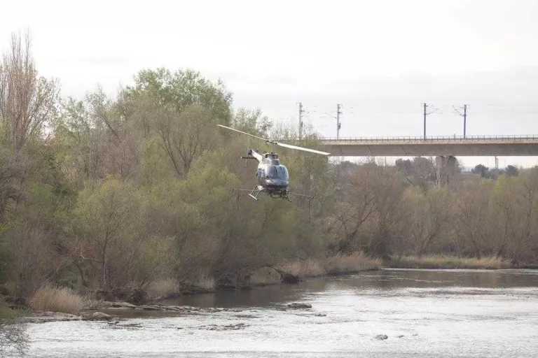 Imatge de l’helicòpter que es va encarregar ahir del tractament contra la mosca negra a Lleida.