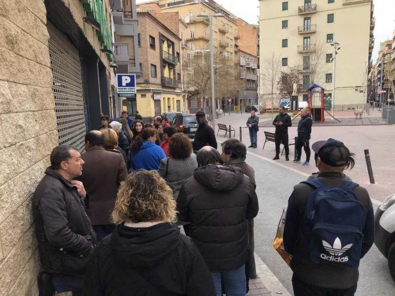 Cues per entrar en un supermercat al barri de Noguerola de Lleida, ahir.