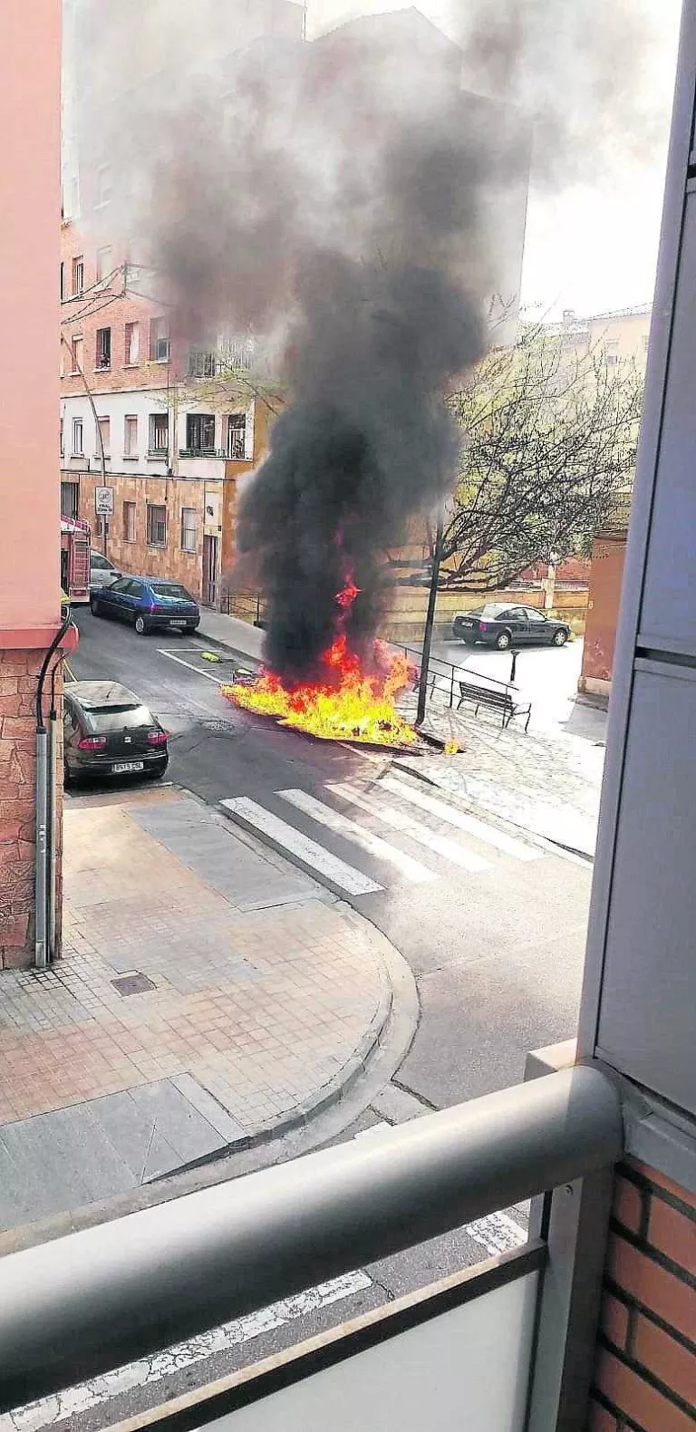Calcinat un contenidor al carrer Bisbe Galindo