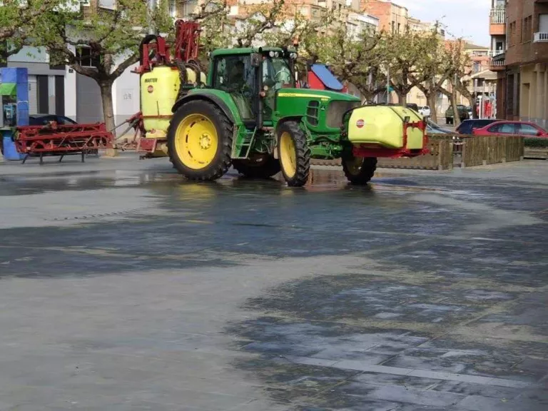 Treballs per desinfectar carrers d'Alcarràs