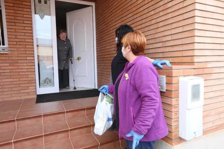 Centenars de voluntaris lleidatans teixeixen xarxes de solidaritat per ajudar els vulnerables