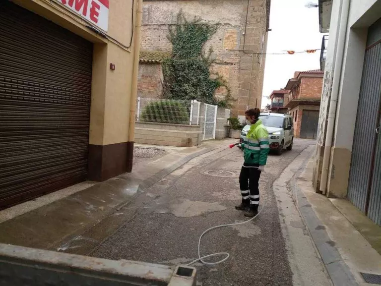 Els municipis intensifiquen els treballs de desinfecció