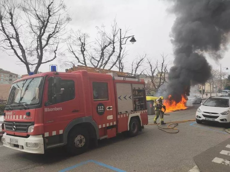 Un incendi de contenidors danya tres cotxes a Doctor Combelles