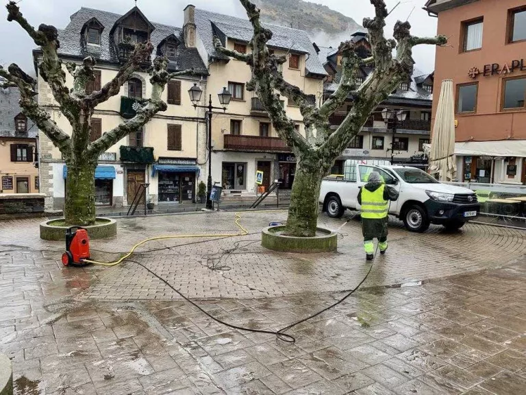 Més municipis desinfecten carrers i equipaments