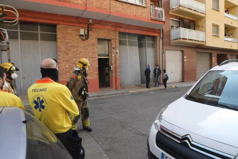 Bombers, Guàrdia Urbana i tècnics del SEM, minuts després de l’ensorrament de la terrassa.