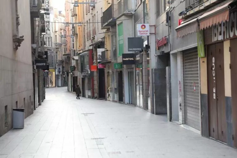 Mercadillo de fruites i verdures amb protecció i l'Eix Comercial, buit