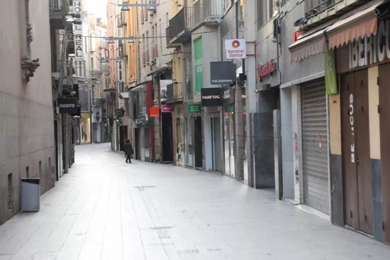 Detingut per robar al carrer Major de Lleida i agafar pel coll al responsable d'un estanc